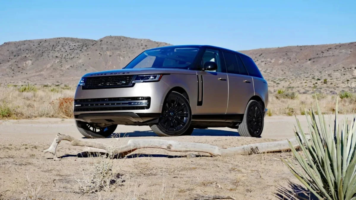 2023 Range Rover in the desert1