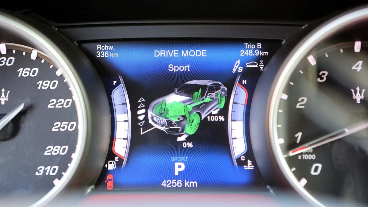 2017 Maserati Levante drive mode display
