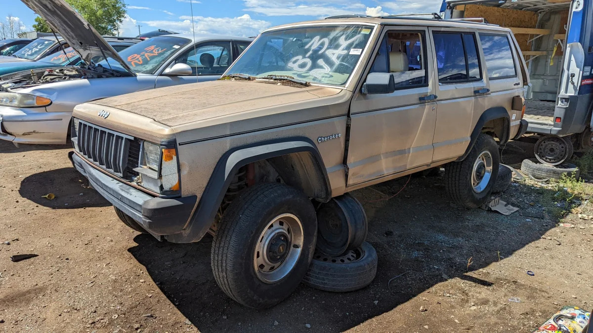 00 - 1990 Jeep Cherokee in Colorado junkyard - photo by Murilee Martin