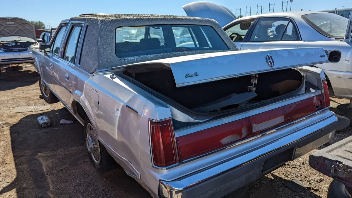 57 - 1986 Lincoln Town Car in Colorado junkyard - Photo by Murilee Martin