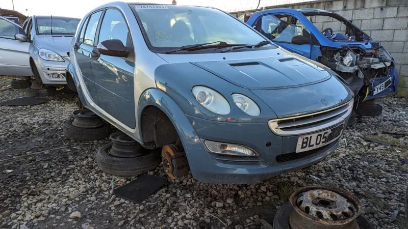 32 2005 Smart ForFour in British wrecking yard photo by Murilee Martin