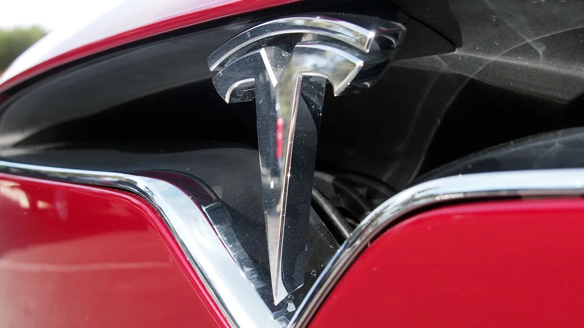 2016 Tesla Model X logo