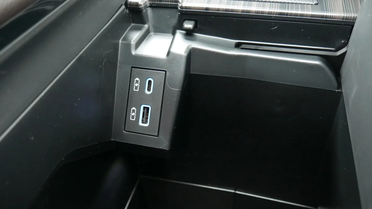 2021 Toyota Sienna interior center console usbs