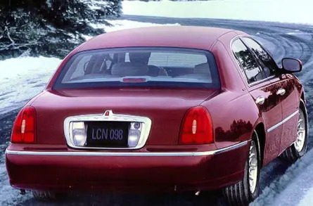 1999 Lincoln Town Car Signature 4dr Sedan