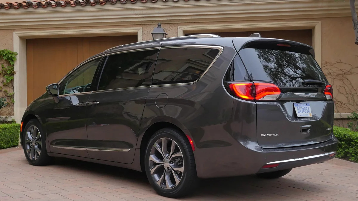 2017 Chrysler Pacifica rer 3/4 view