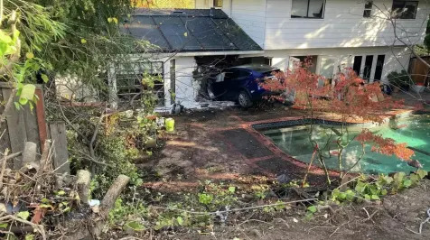 <h6><u>Tesla Model X crashes into a house</u></h6>