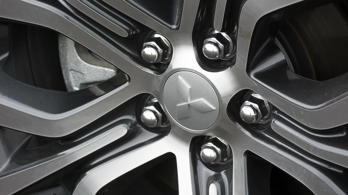 2016 Mitsubishi Outlander wheel detail