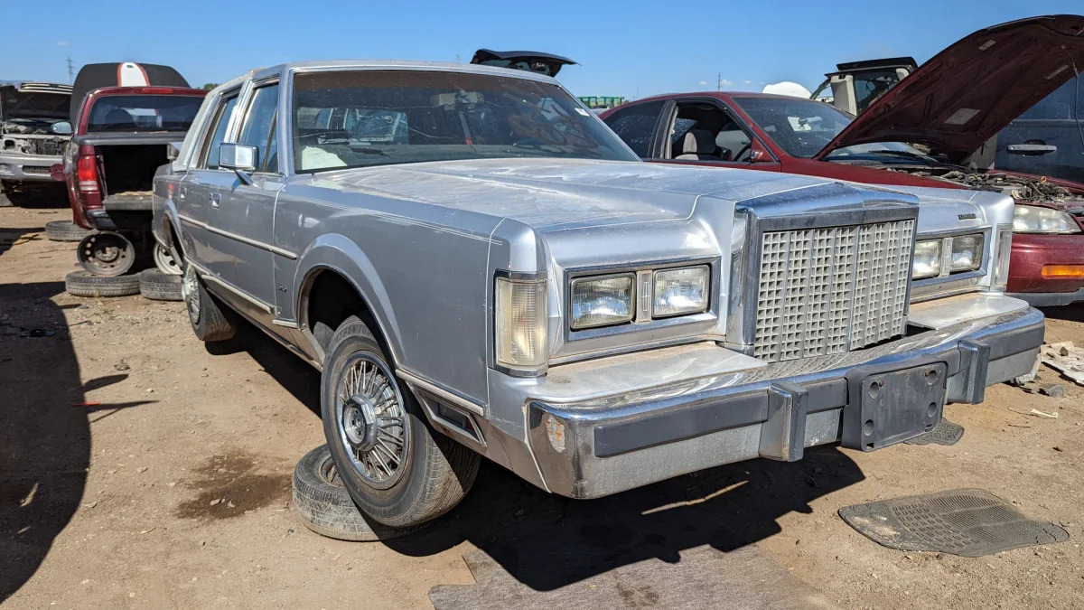 42 - 1986 Lincoln Town Car in Colorado junkyard - Photo by Murilee Martin