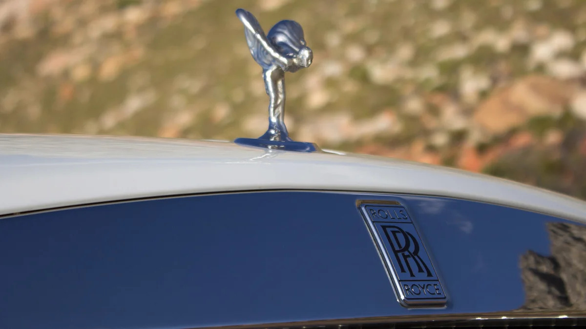 2016 Rolls-Royce Dawn badge