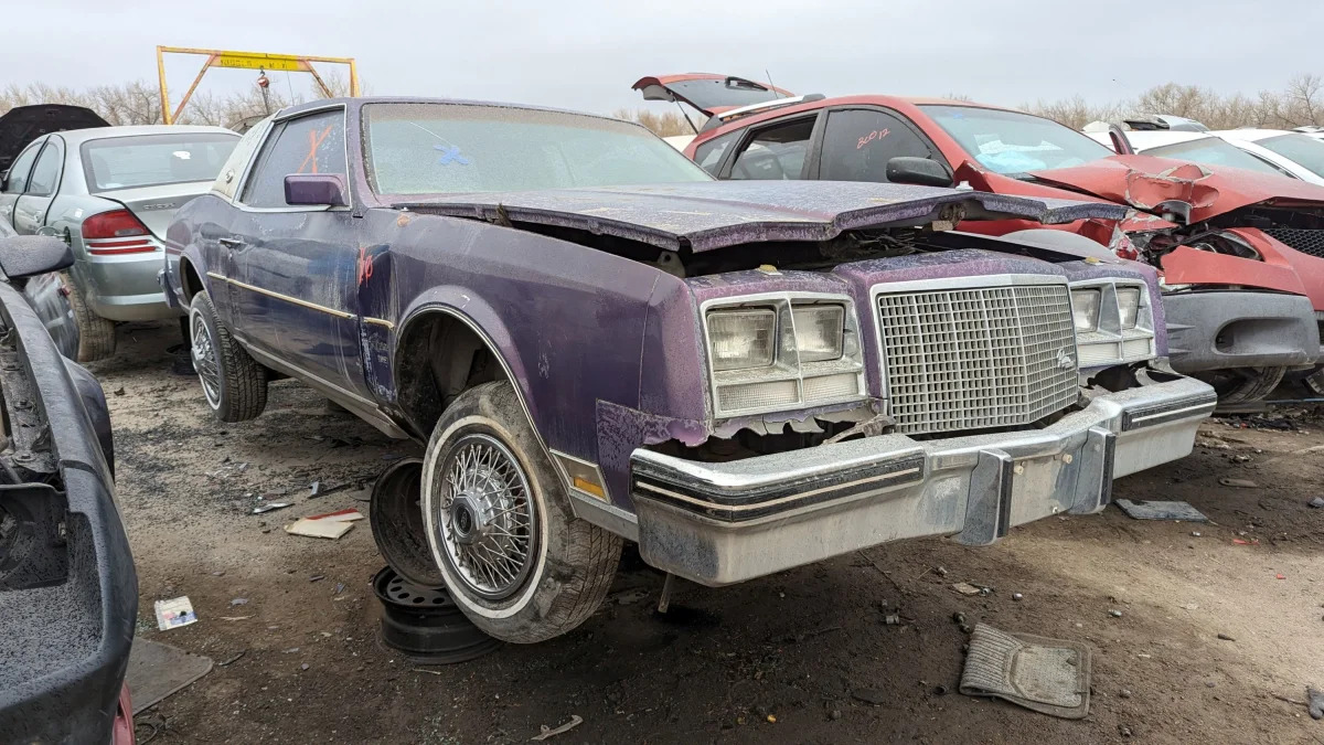 99 - 1982 Buick Riviera Diesel in Colorado junkyard - photo by Murilee Martin