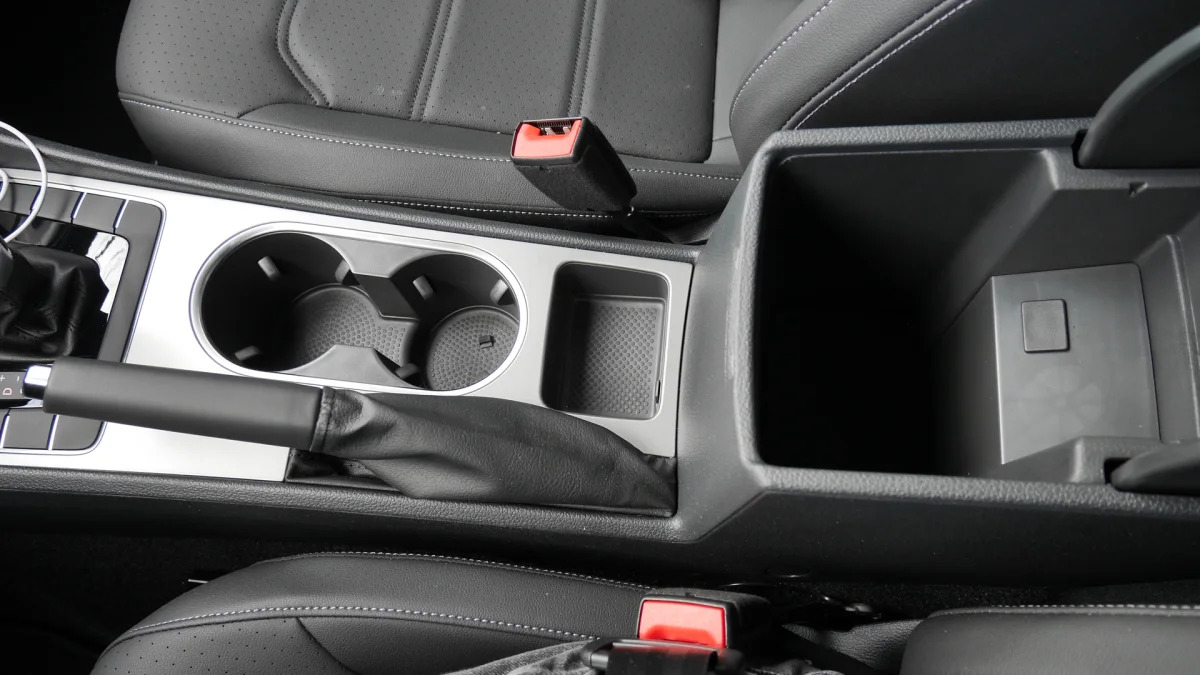 2020 Volkswagen Passat Interior center console 1