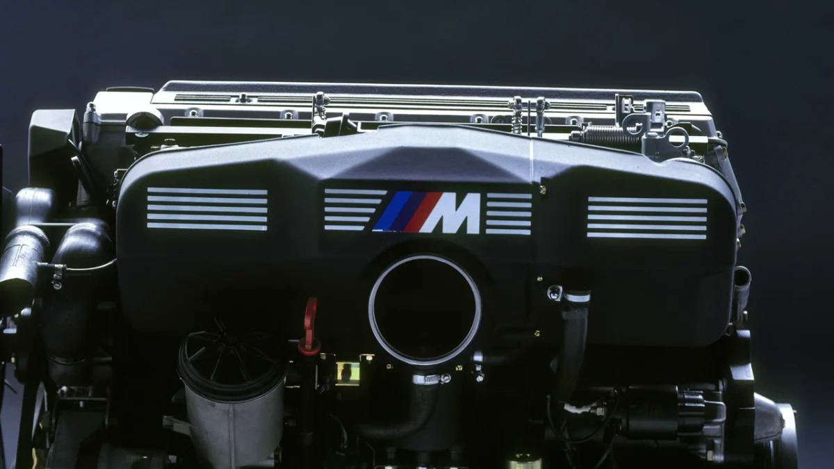 BMW M5 (E 34) engine (intake side)