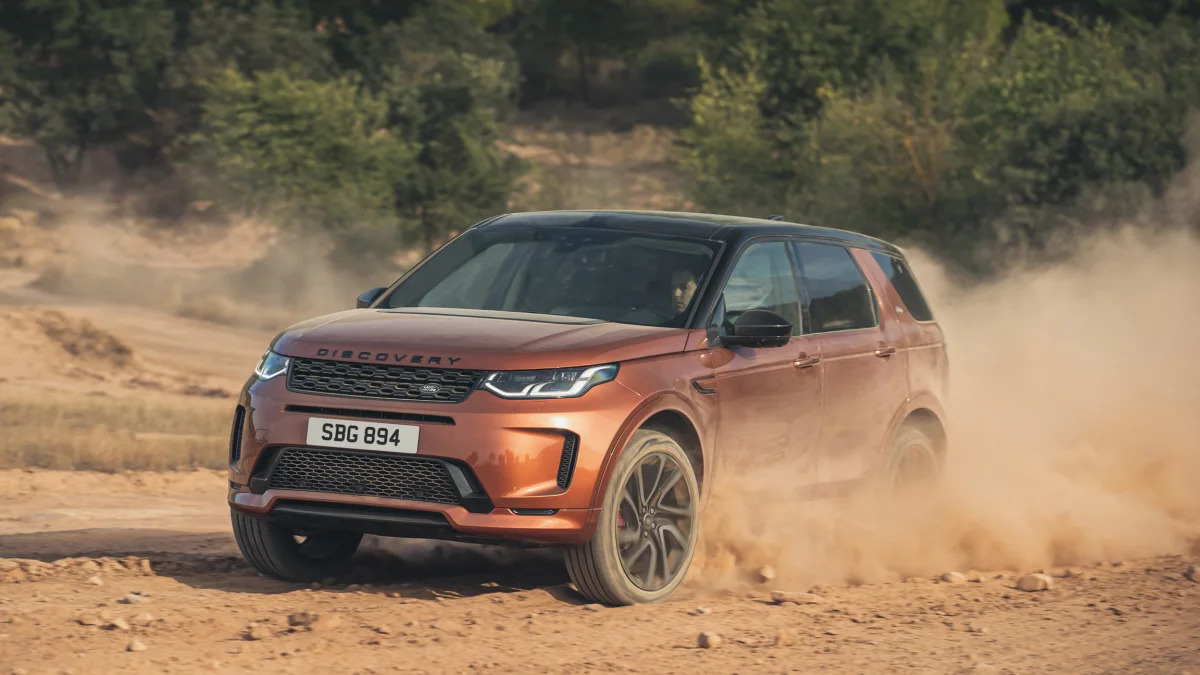 2021 LR Discovery Sport Front 3q_Off-Road