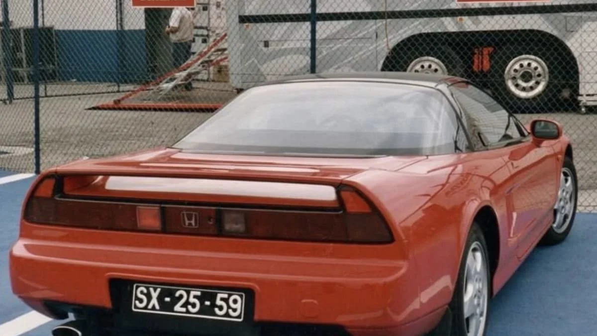 NSX قرمز شعله ور آیرتون سنا به قیمت بیش از 600000 دلار به فروش می رسد.