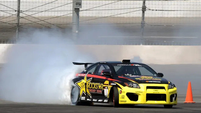 Video] Driver pulls off epic drift run while car is on fire