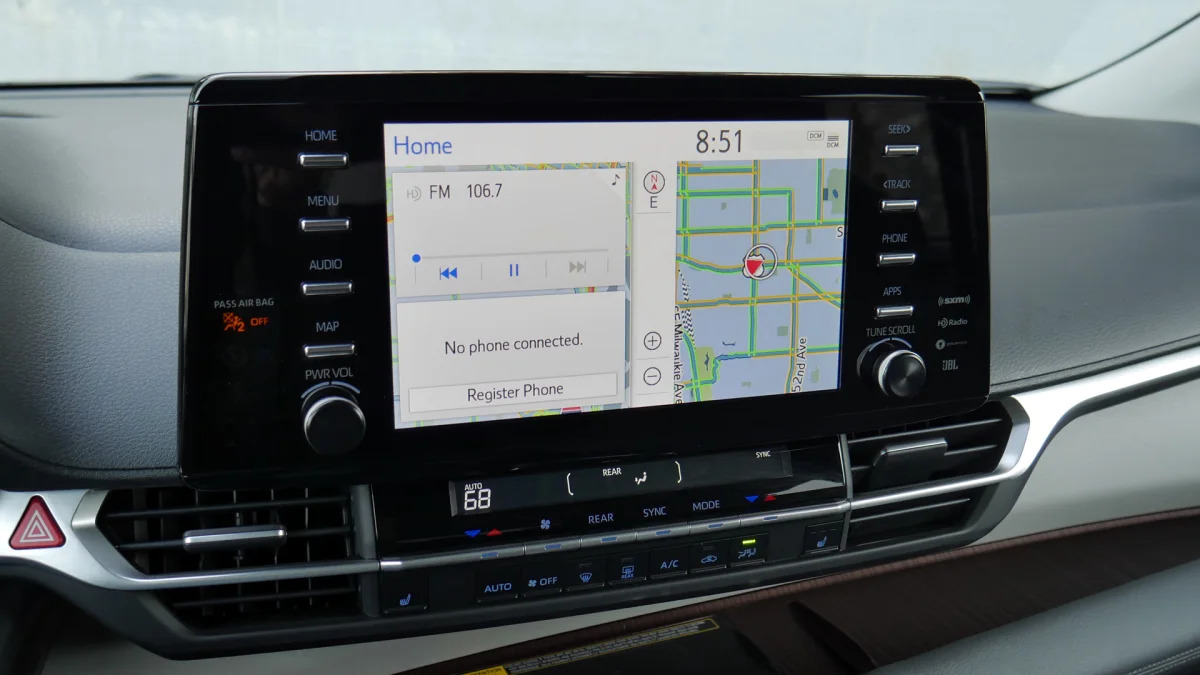 2021 Toyota Sienna XLE AWD touchscreen
