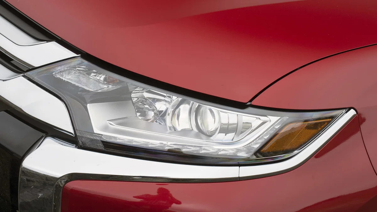 2016 Mitsubishi Outlander headlight
