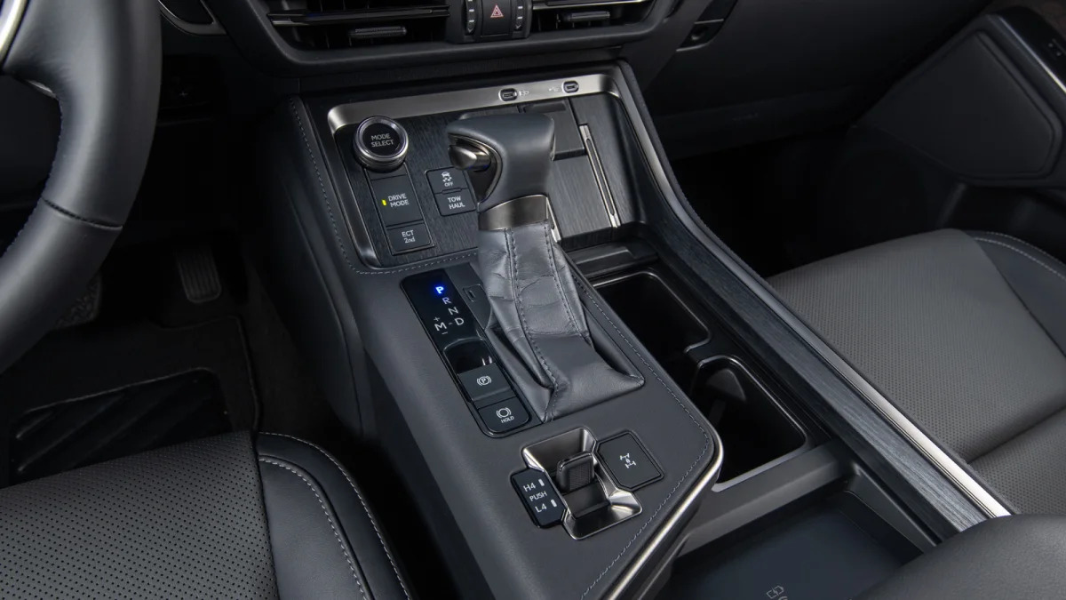 2024 Lexus GX 550 Premium+ center console