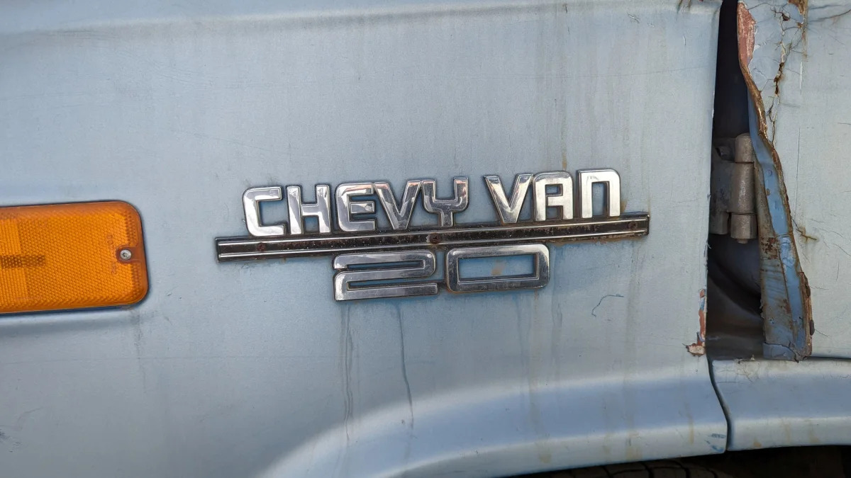 03 - 1996 Chevrolet G20 Van in Arizona junkyard - photo by Murilee Martin