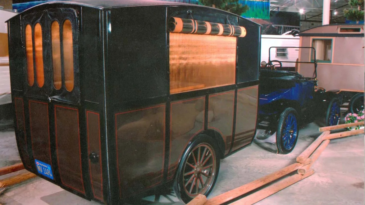 Early trailer and Model T Ford, 1913