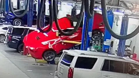 <h6><u>Watch a Chevrolet Corvette Z06 fall off the lift at a dealer</u></h6>