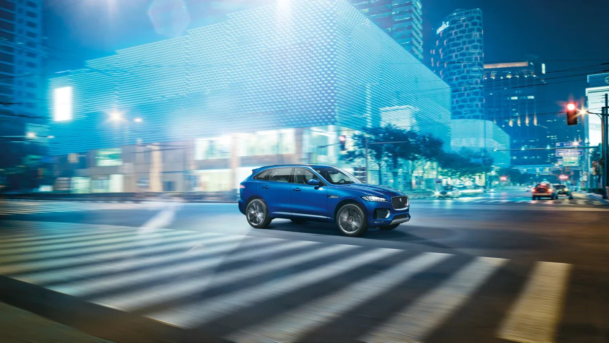 crossover jaguar city blue light f-pace
