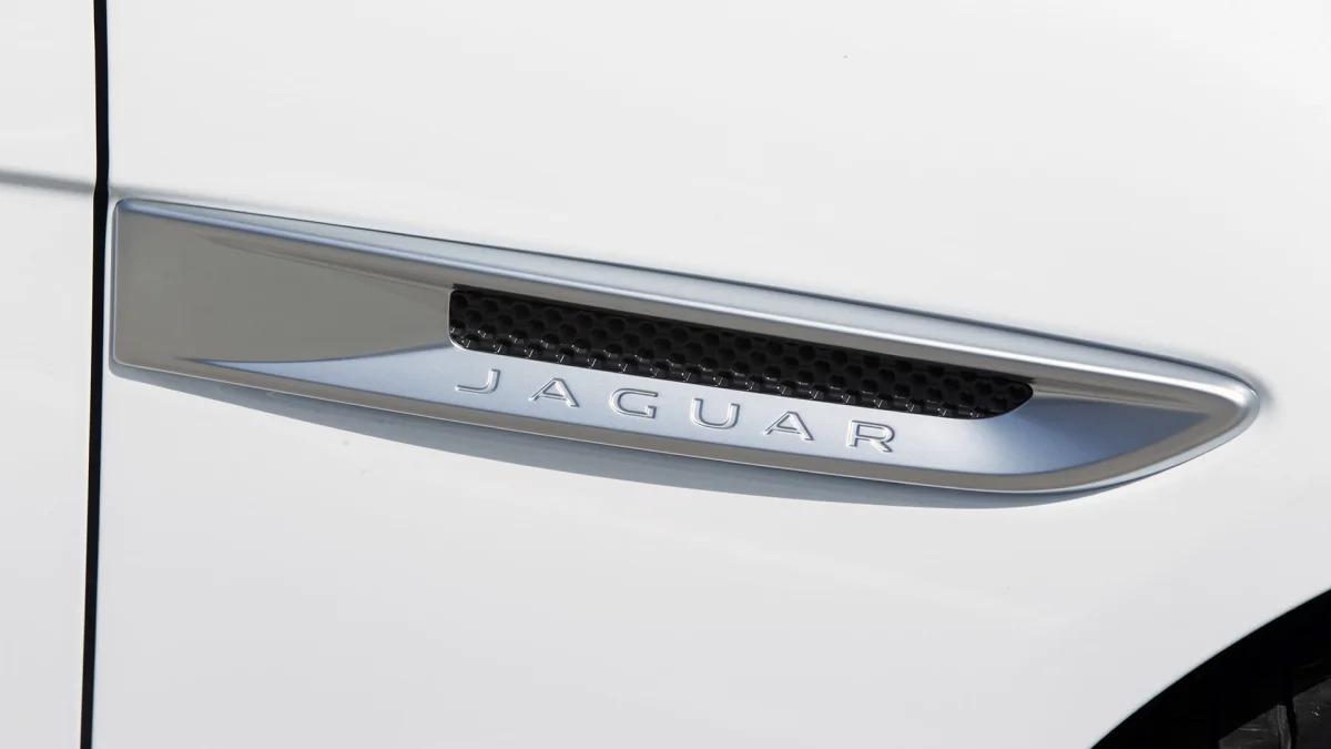2017 Jaguar XE side vent