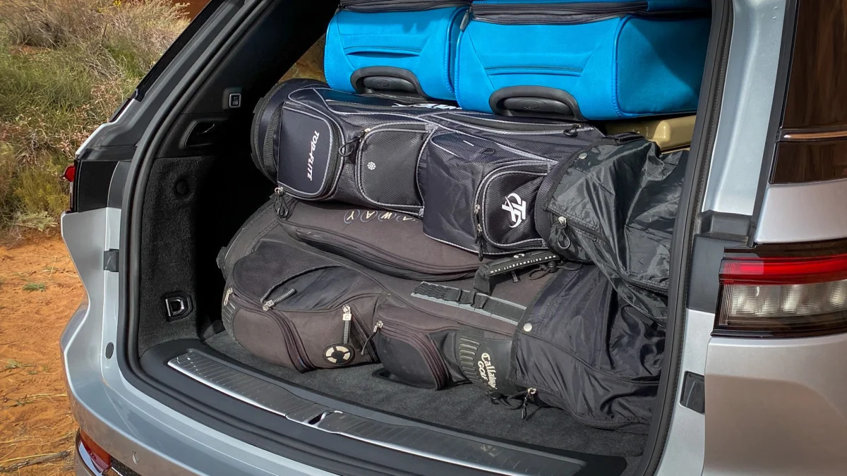 2022 Jeep® Grand Cherokee Trailhawk. Cargo hold can now accommodate sets of golf clubs transversely.