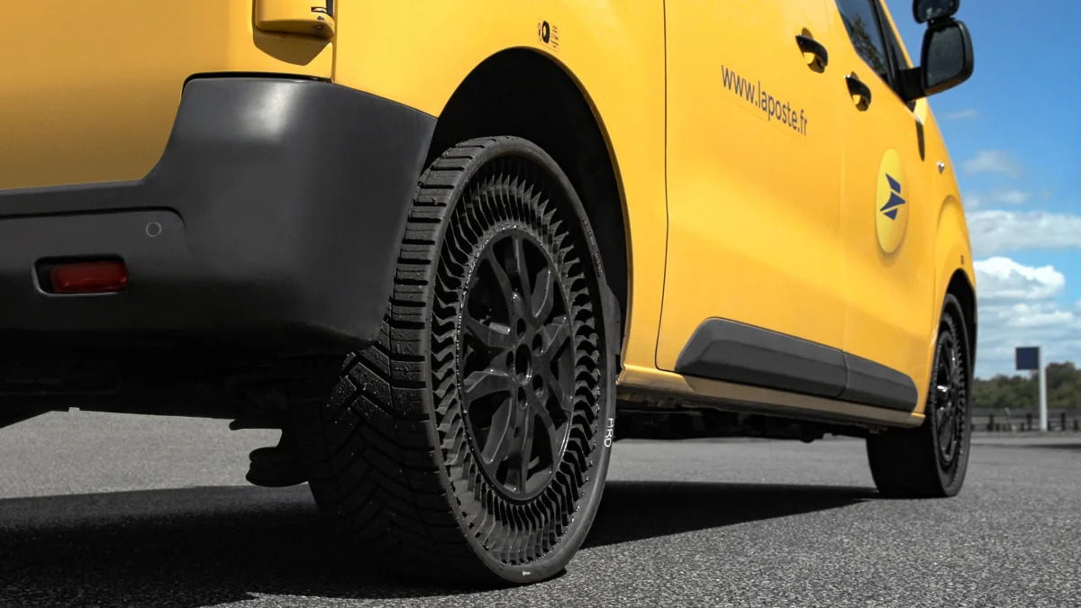 Michelin's experimental Uptis tire on one of La Poste's Citroën Jumpy vans