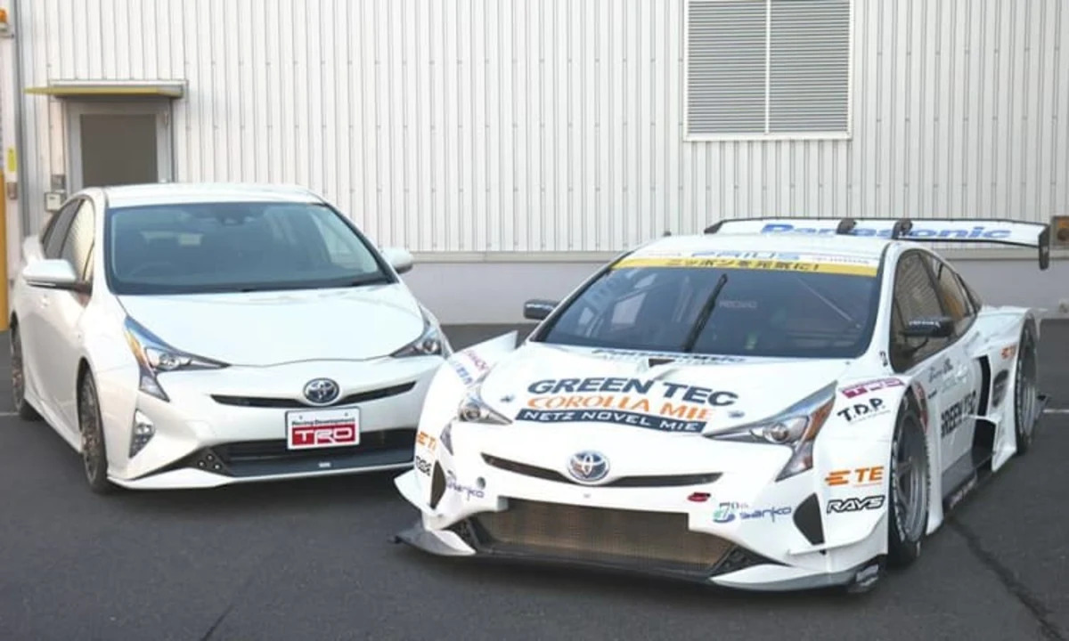 Toyota Prius GT300 racecar hits the track as a V8 hybrid [w/video] -  Autoblog