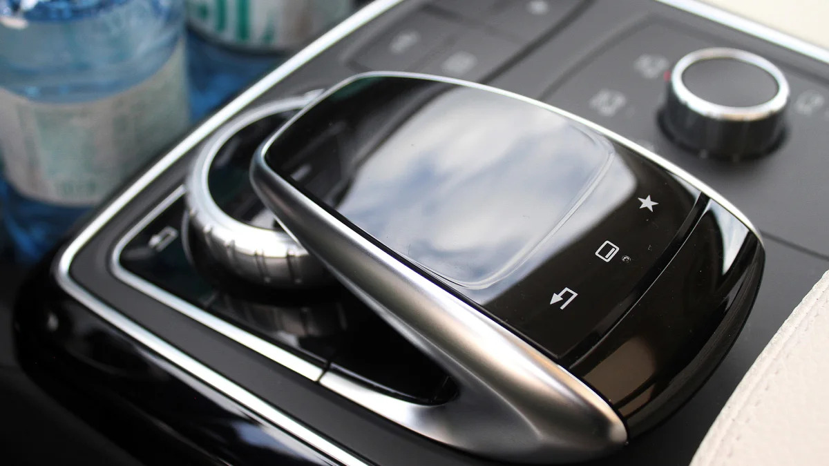 2016 Mercedes-Benz GLE multimedia system controls