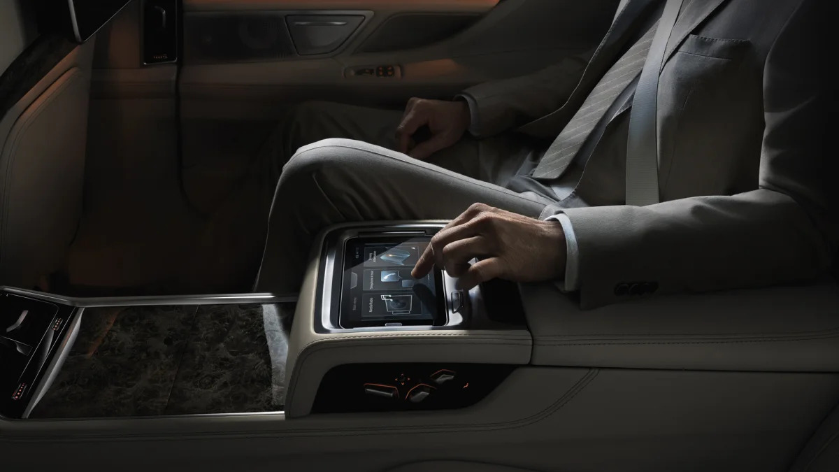 touchscreen bmw 7 series 2016 backseat