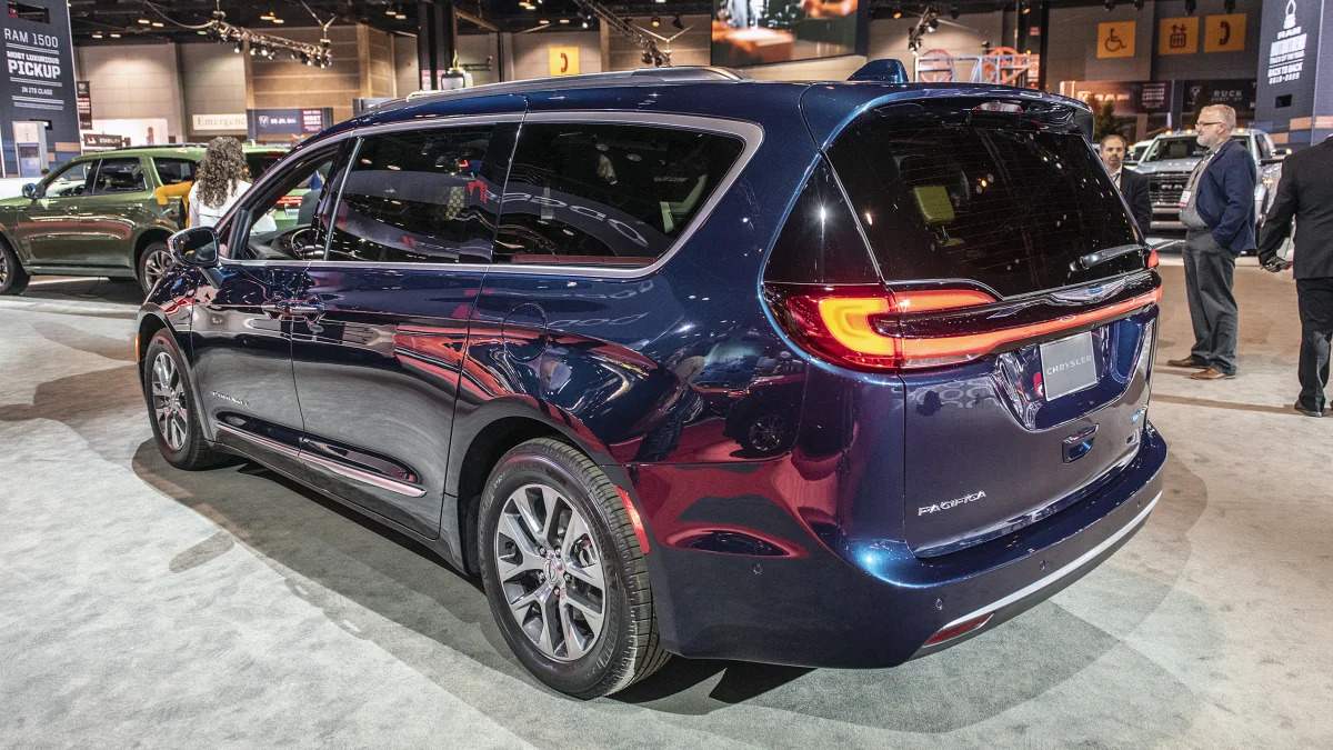 2021-chrysler-pacifica-chicago-02