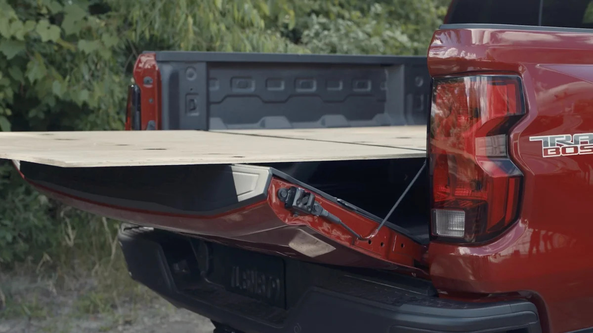 2023 Chevrolet Colorado Trail Boss mid-position tailgate