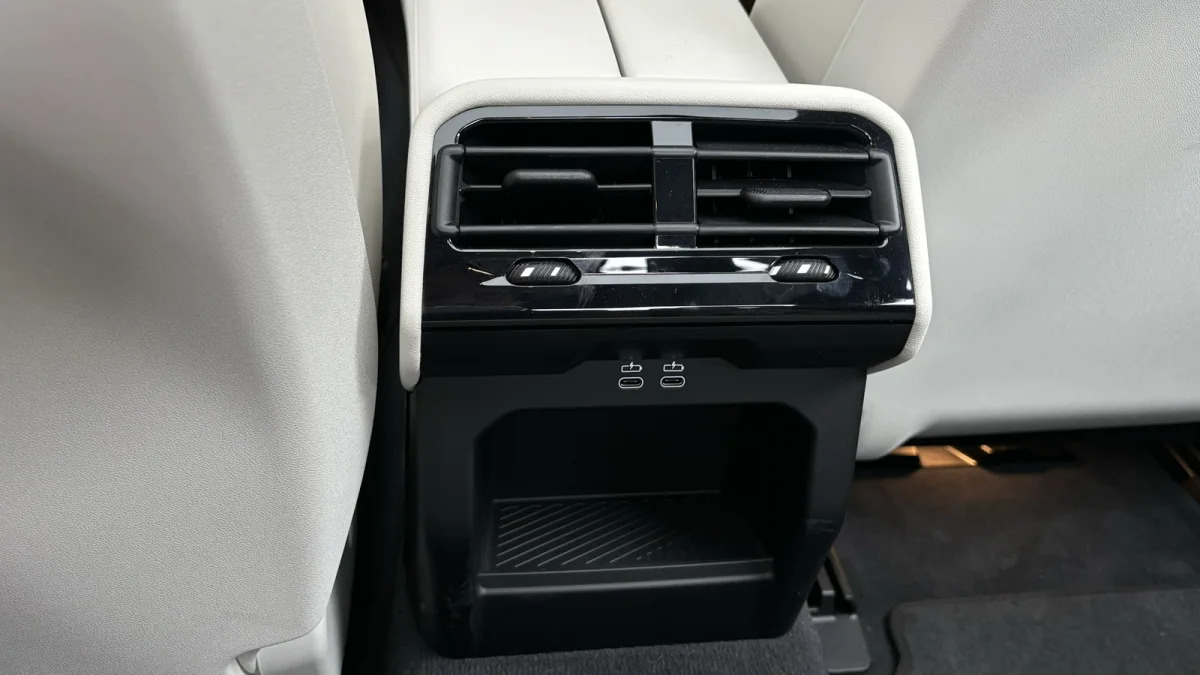 2024 BMW i5 eDrive40 rear vents and USB ports