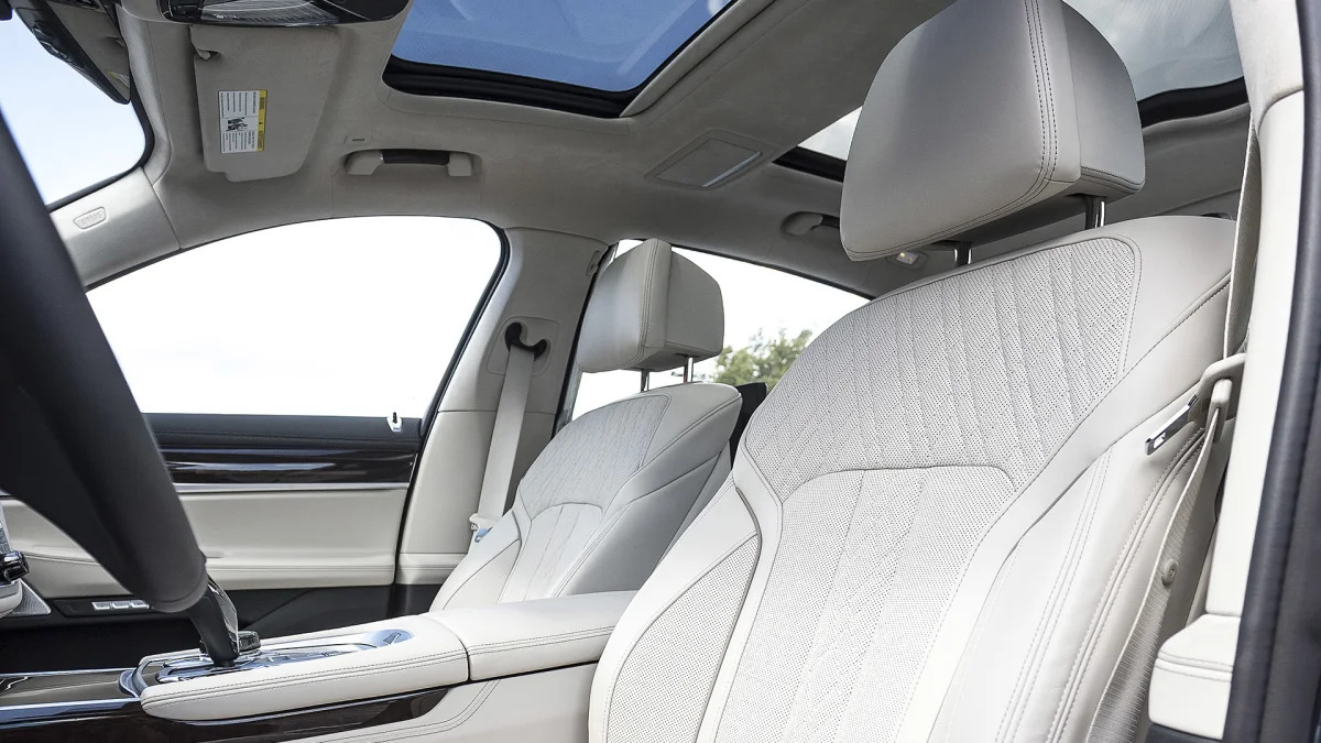 2016 BMW 7 Series front seats