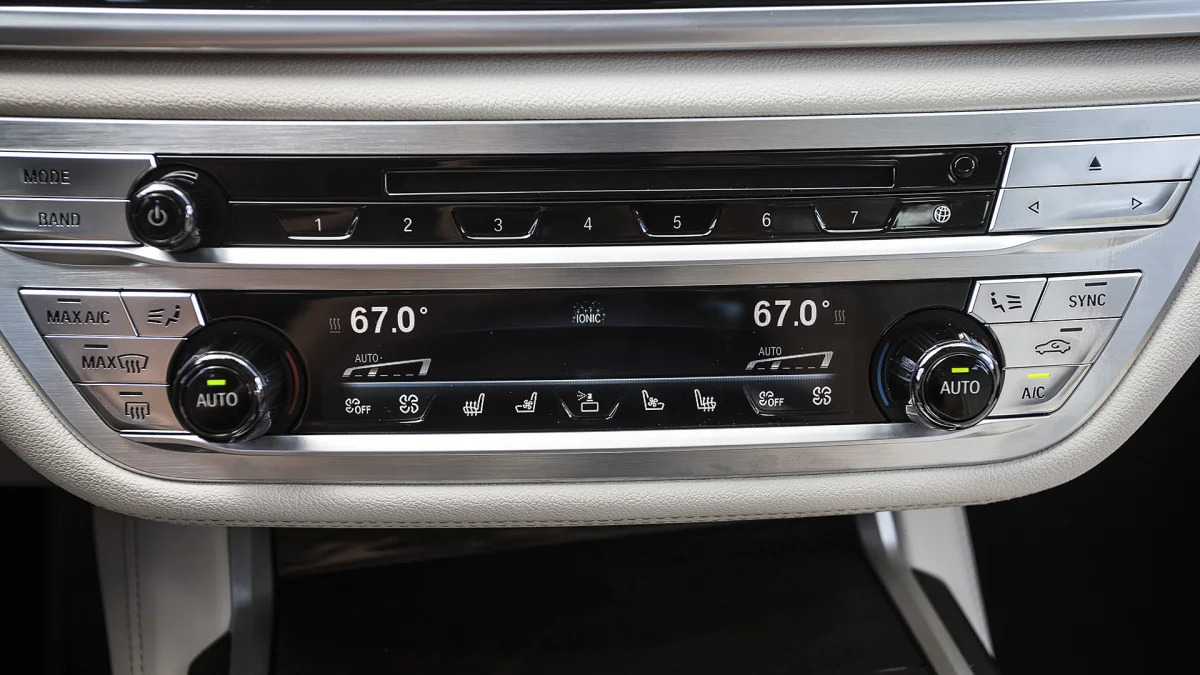2016 BMW 7 Series climate controls