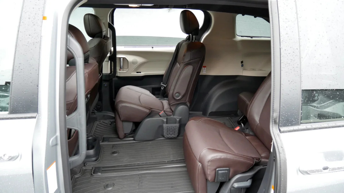 2021 Toyota Sienna interior second row right seat full forward for passengers