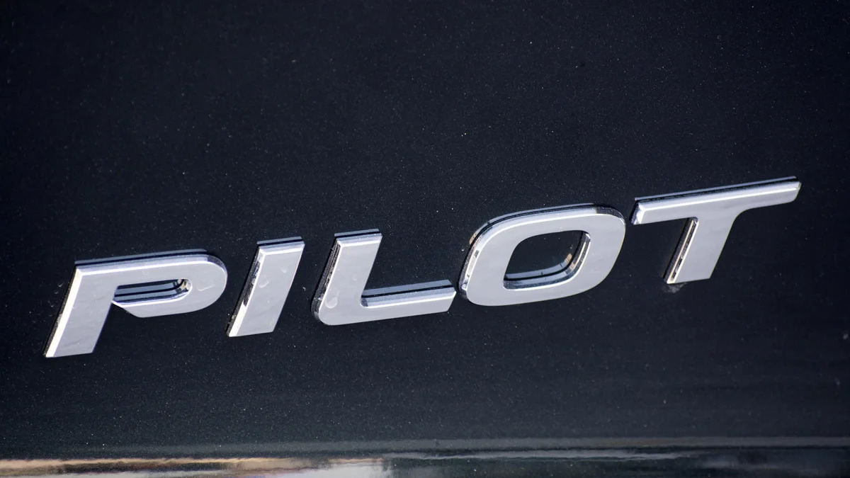 2016 Honda Pilot badge