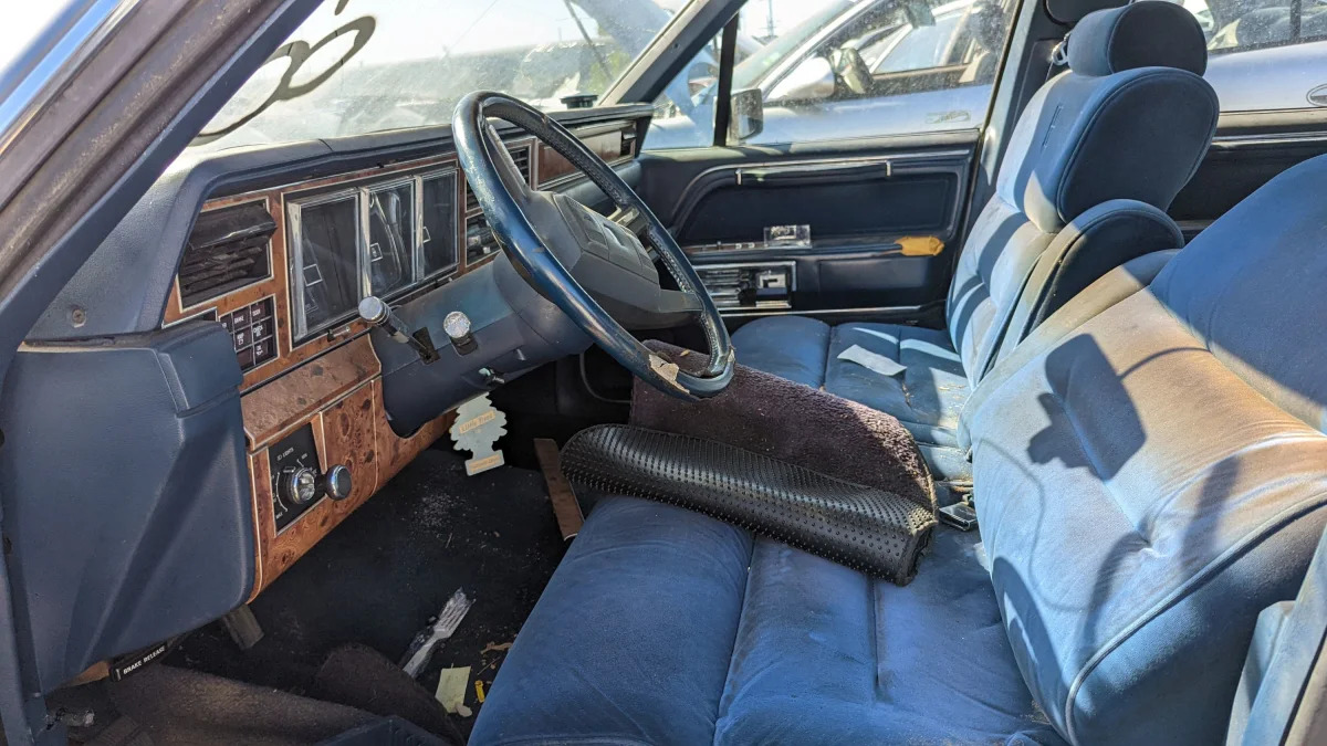 18 - 1986 Lincoln Town Car in Colorado junkyard - Photo by Murilee Martin